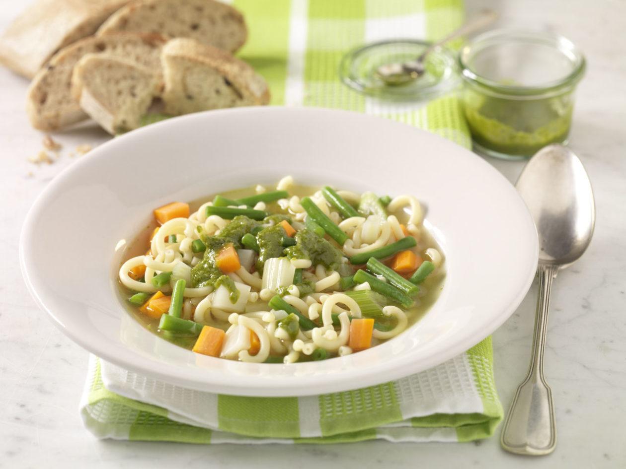 nudelsuppe-mit-kraeuterpesto Nudelsuppe mit Kräuterpesto - BCM Diät Rezepte.ch
