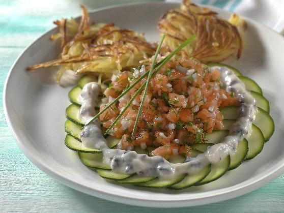19_lachstatar Lachstatar auf Zucchinicarpaccio mit Kartoffelrösti - BCM Diät Rezepte.ch