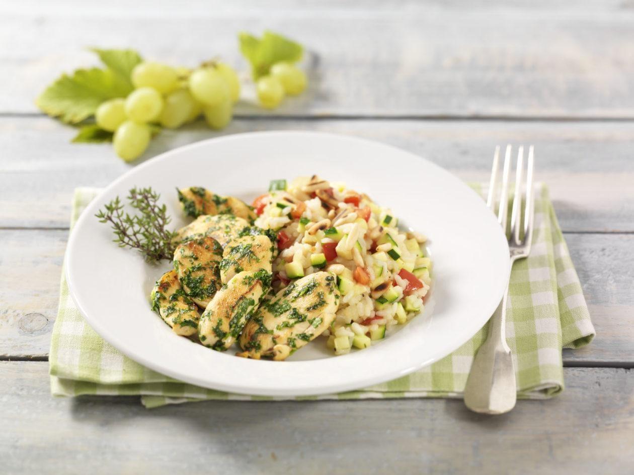Kra¦êuter-Ha¦êhnchenbrustfilets_0001 Kräuter-Hähnchenbrustfilets auf Zucchini-Tomaten-Risotto und Pinienkernen - BCM Diät Rezepte.ch