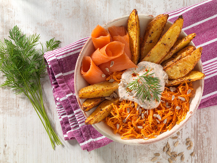 Erdäpfel-Lachs-Bowl mit Rüebli und Quarkdip