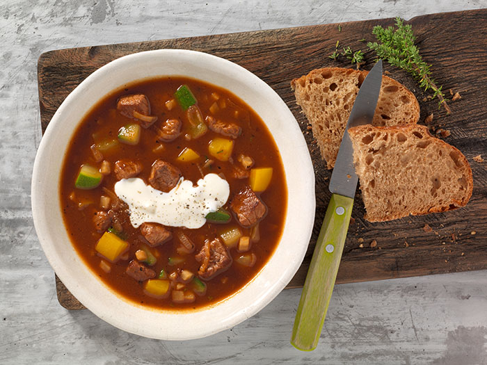 Mediterraner Gulasch-Eintopf mit Paprika und Zucchini