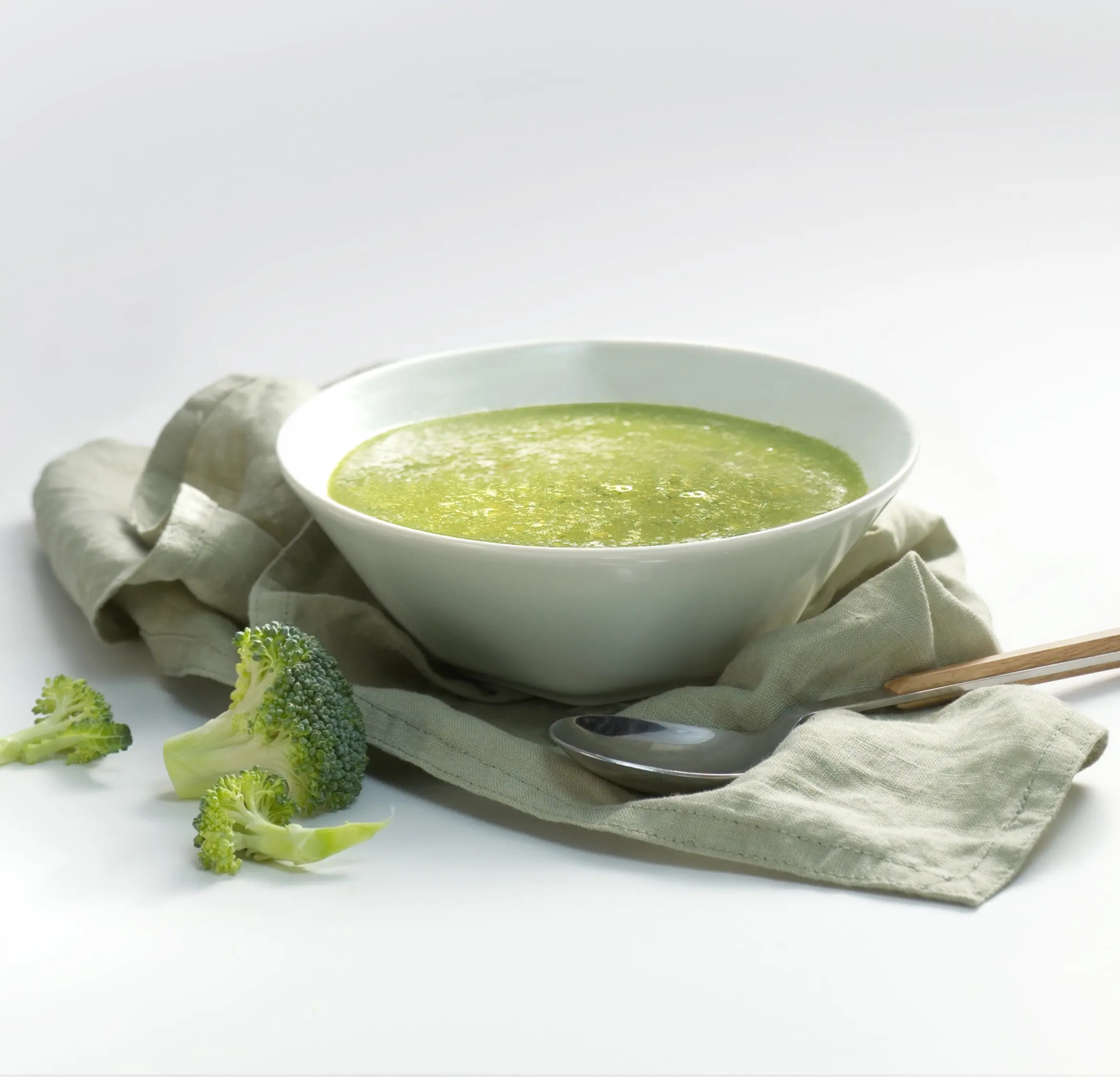 Produktbild_Broccolisuppe mit weissem Hintergrund